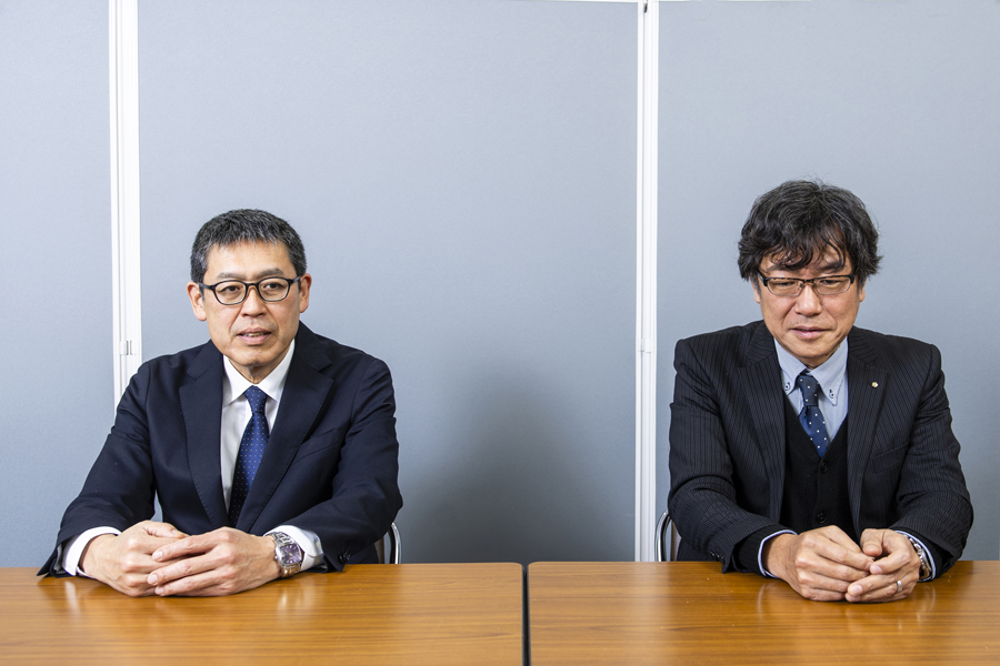 安田課長と花村専任課長