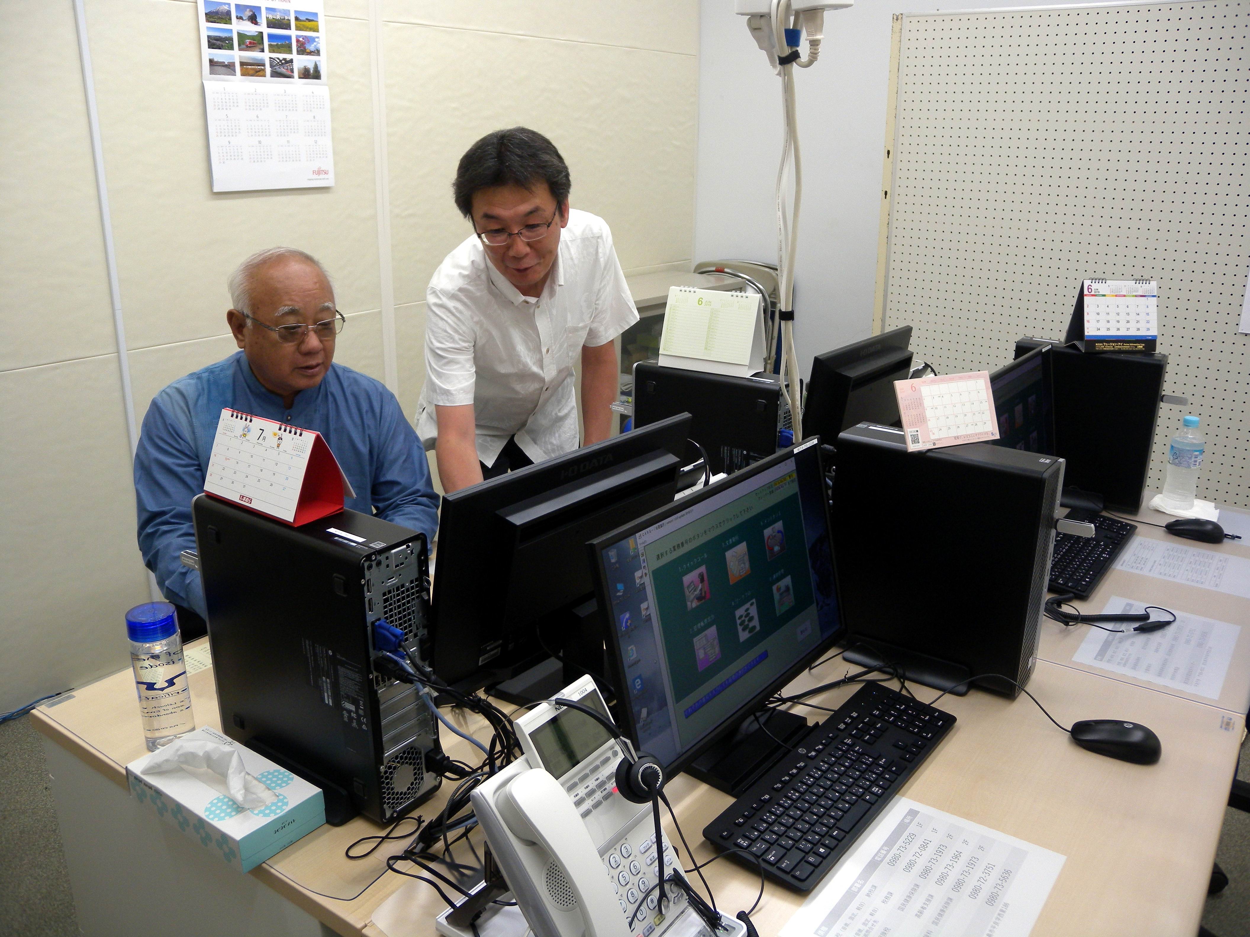 電話催告センターを視察する下地敏彦市長(左)と当社の専務 坂田幸司(右)
※宮古毎日新聞社より提供