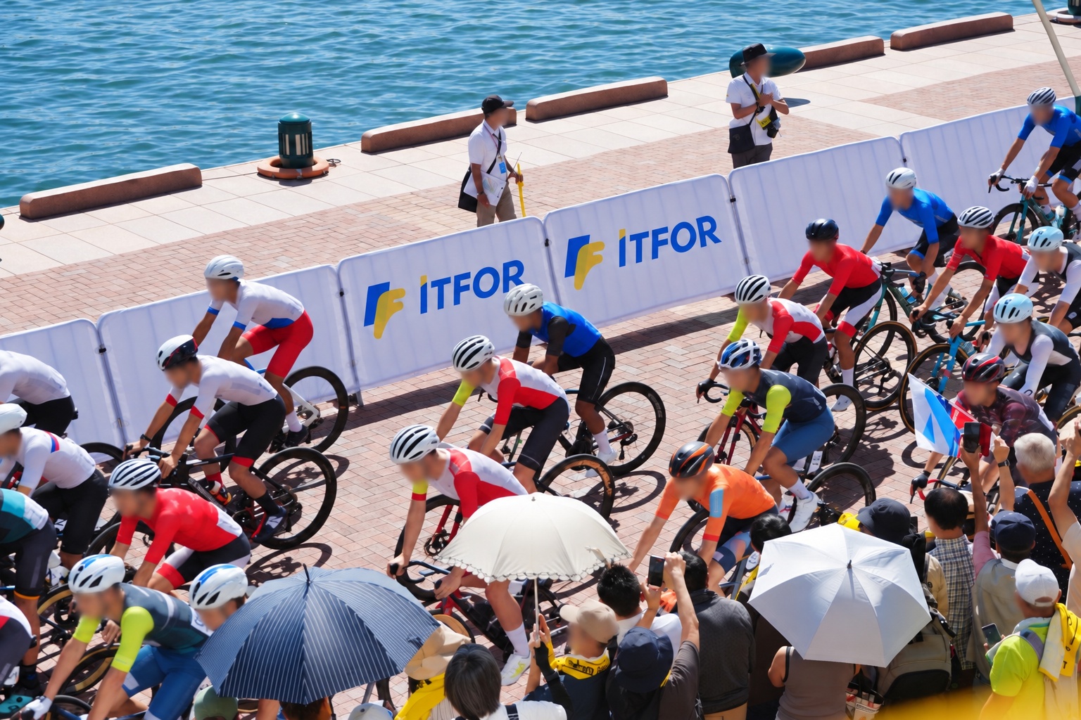 自転車ロードレース沿道に掲出されたITFORロゴ
